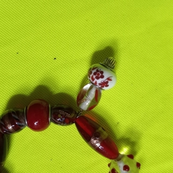 Goldtone red beaded toggle glass Bracelet - Picture 3 of 6